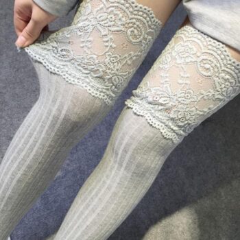 Теплые кружевные чулки серого цвета